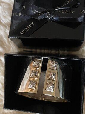 VICTORIAS SECRET 1.5" wide gold tone hinged cuff rhinestone bracelet/New in box